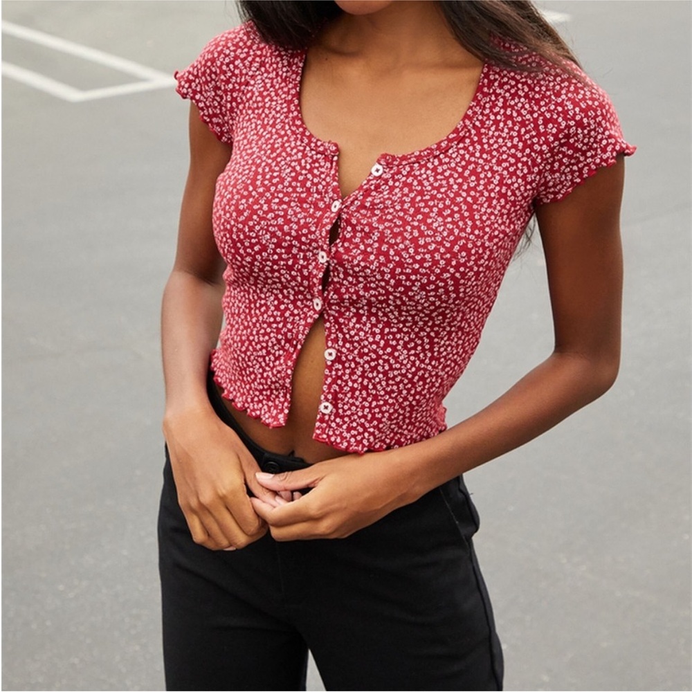 Brandy Melville Zelly T-Shirt / Red and White Floral Crop Top
